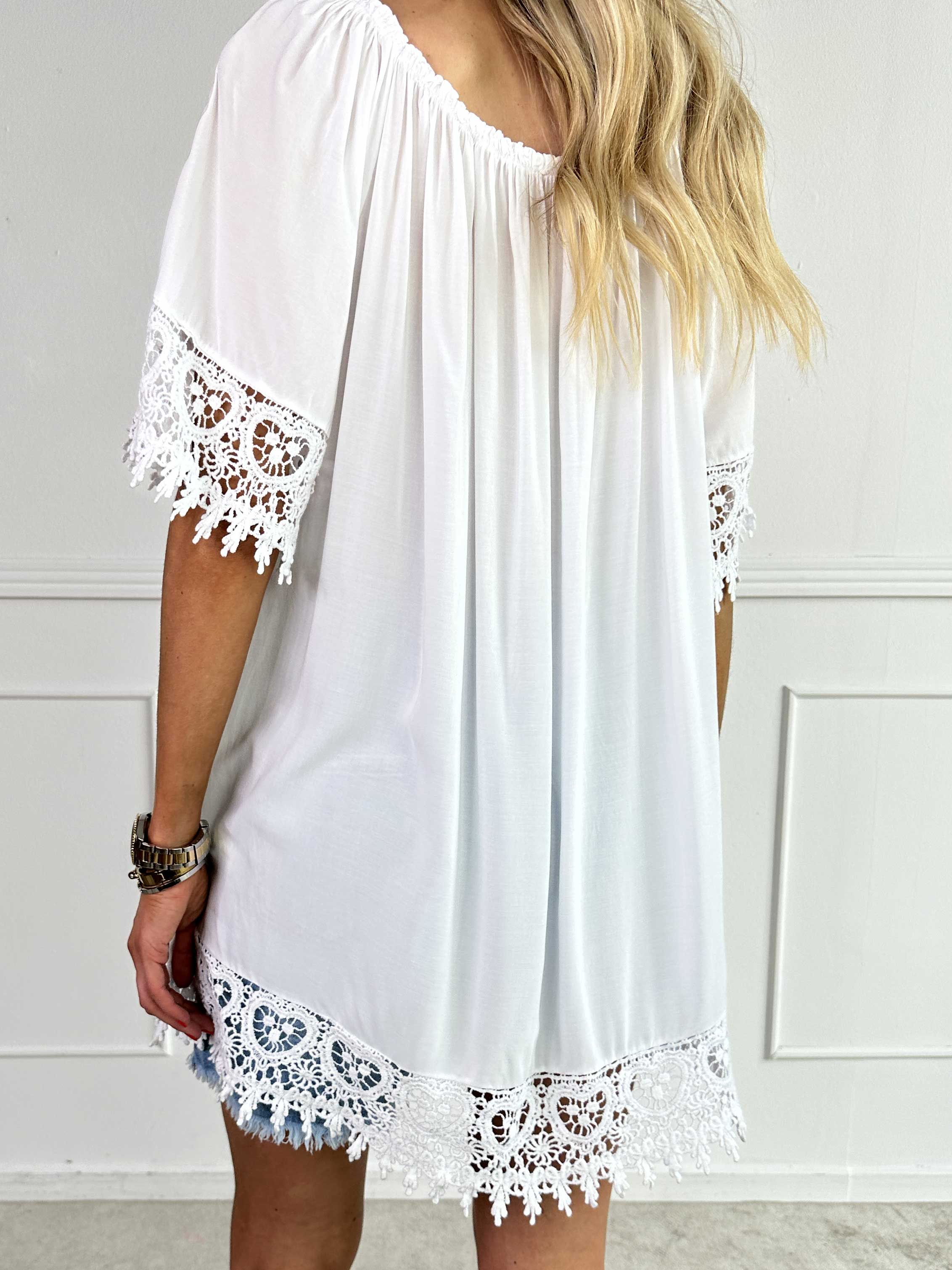 Carnelia - Söt tunikaklänning i viskos med broderade kanter